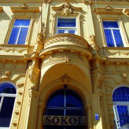 Průčelí budovy sokolovny v ulici Na Stráži.