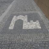 Půdorys Pražské brány vydlážděný v chodníku