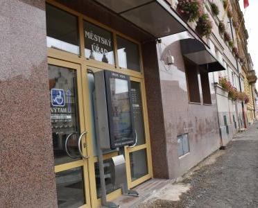 Ilustrační obrázek - vstup do budovy městského úřadu 